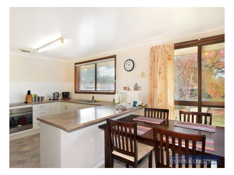 2 Doris Place, Armidale NSW 2350