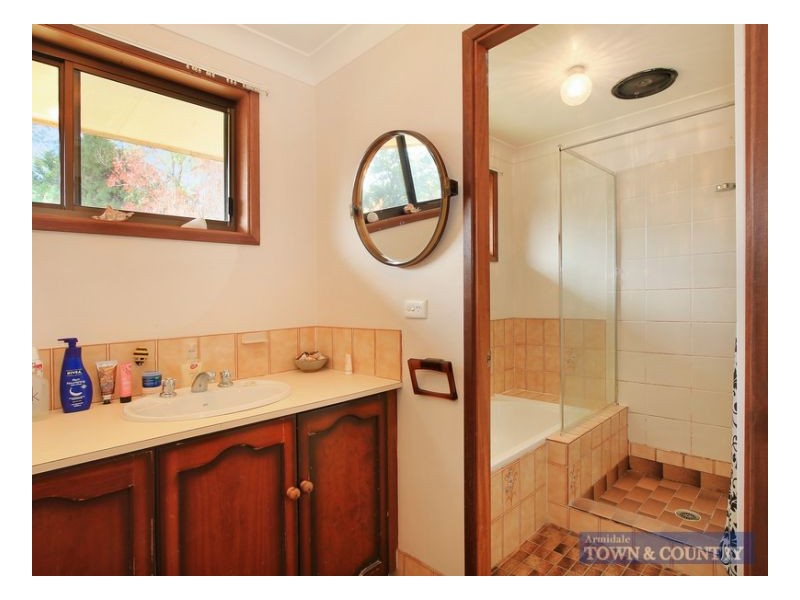 2 Doris Place, Armidale NSW 2350