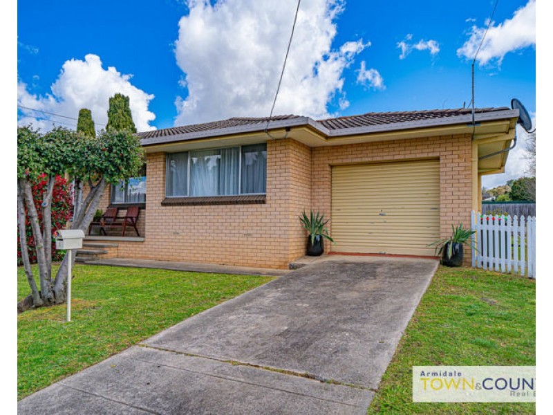 1/2 Kenalmac Avenue, Armidale NSW 2350