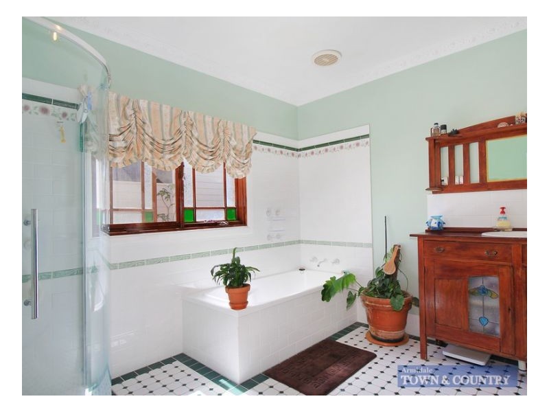 6 Vincent Street, Uralla NSW 2358