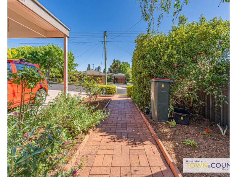 2/4 Drummond Avenue, Armidale NSW 2350