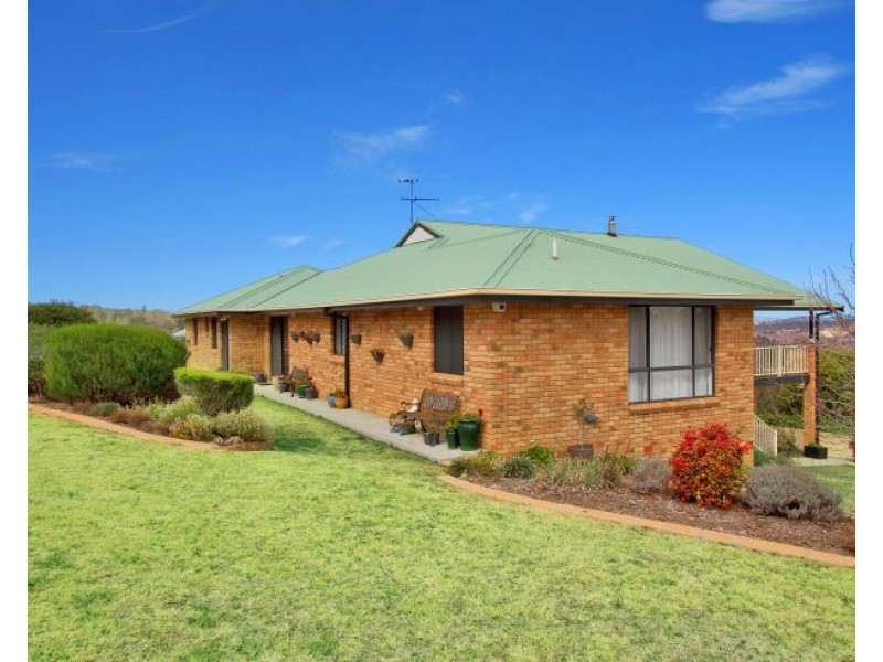 24 McCarthy Crescent, Armidale NSW 2350