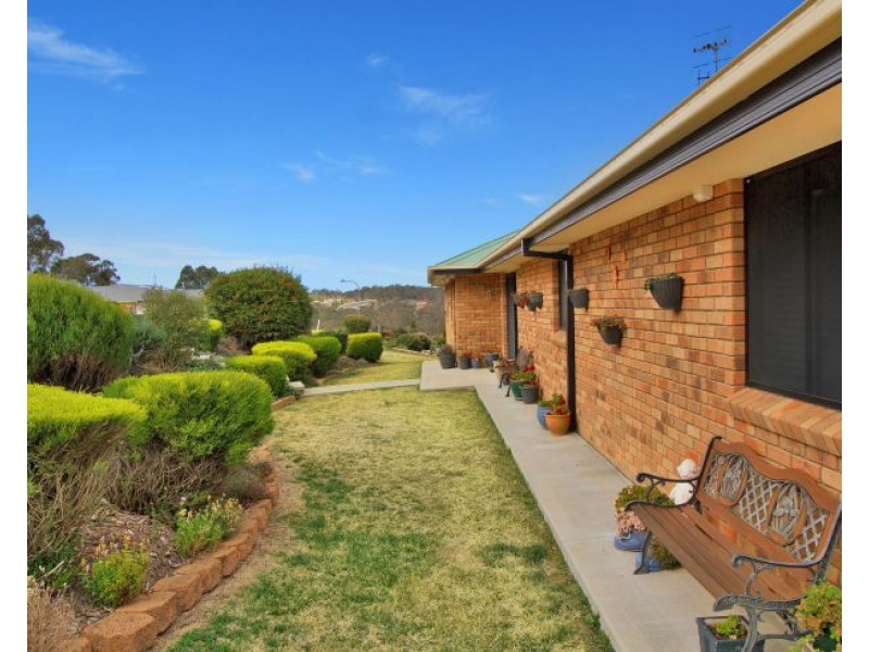24 McCarthy Crescent, Armidale NSW 2350