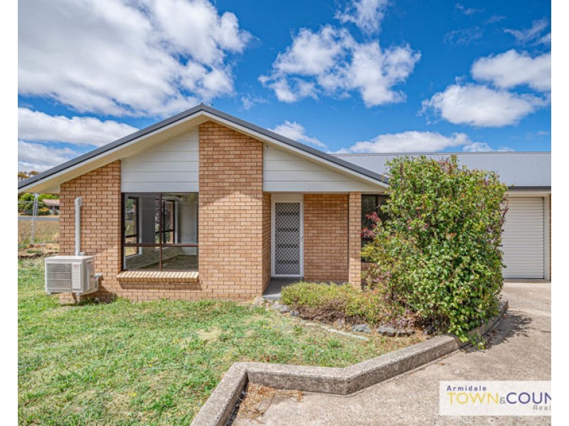2/18 Northey Drive, Armidale NSW 2350