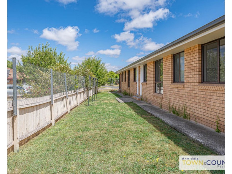 2/18 Northey Drive, Armidale NSW 2350
