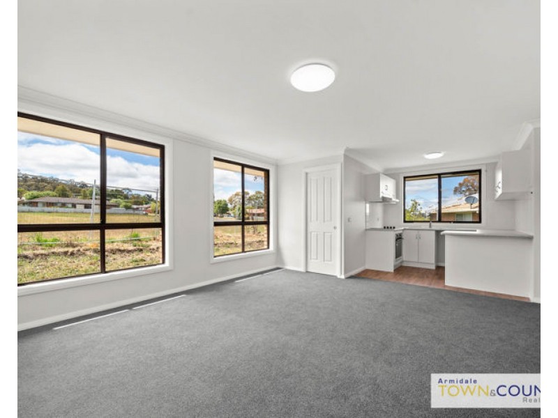 2/18 Northey Drive, Armidale NSW 2350