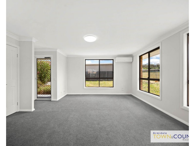 2/18 Northey Drive, Armidale NSW 2350