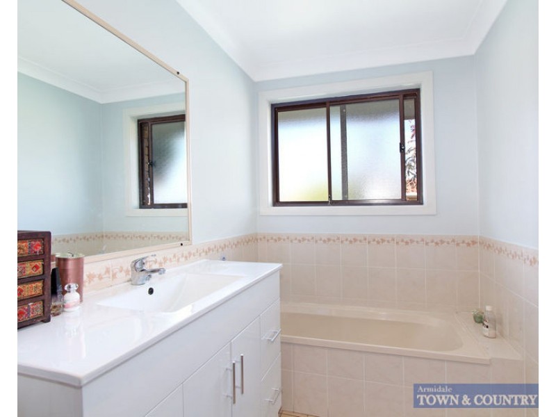 2a Fiona Place, Armidale NSW 2350