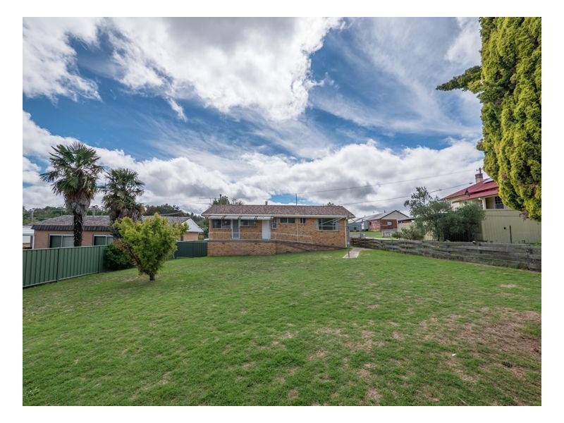 18 King St, Uralla NSW 2358