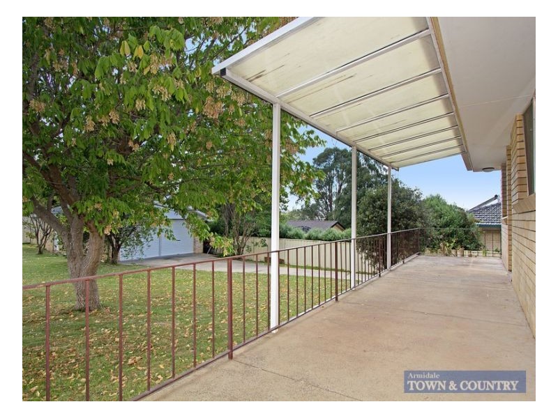 1 Yallambee Avenue, Armidale NSW 2350