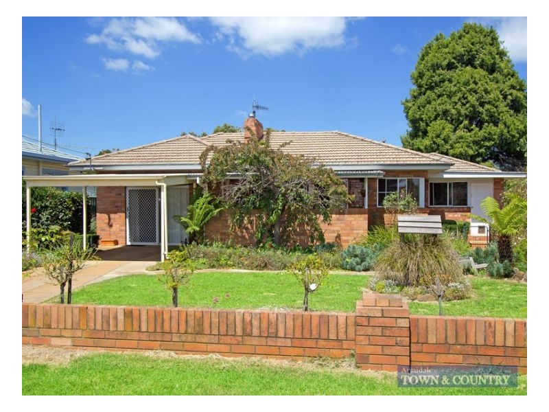 8 Lackey Street, Guyra NSW 2365