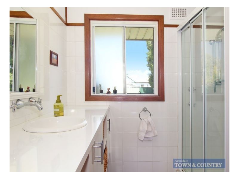 8 Lackey Street, Guyra NSW 2365