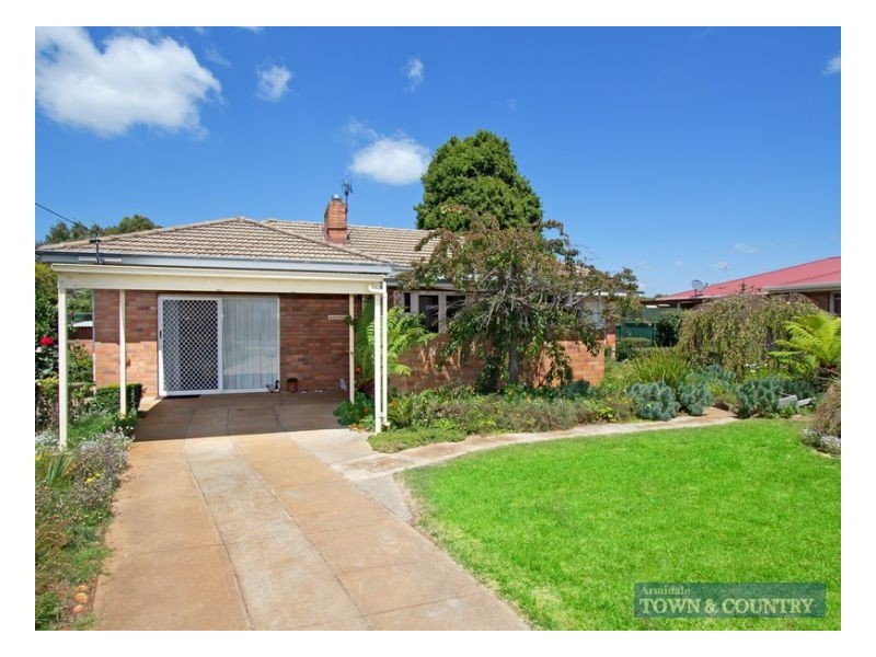 8 Lackey Street, Guyra NSW 2365