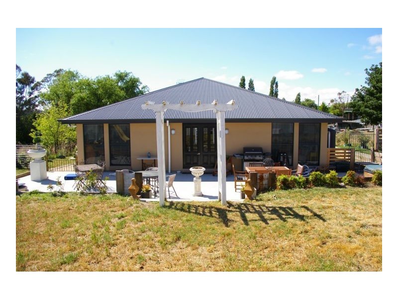 69 Bridge Street, Uralla NSW 2358