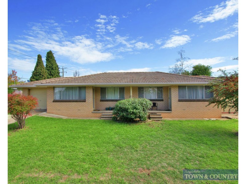 2/2 Kenalmac Avenue, Armidale NSW 2350