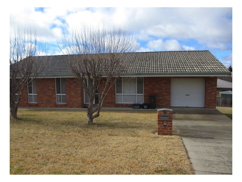 9 Douglas Street, Armidale NSW 2350