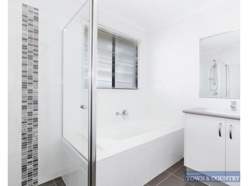 16 Holmfield Drive, Armidale NSW 2350