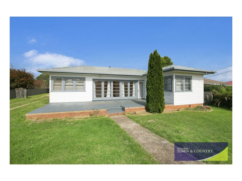 6 Lackey Street, Guyra NSW 2365