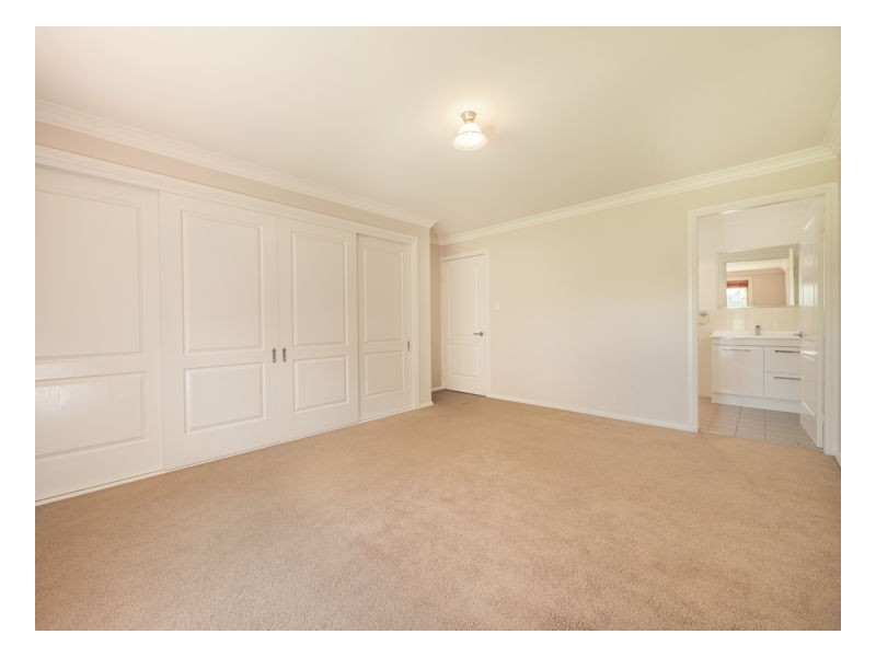 11 McCarthy Crescent, Armidale NSW 2350