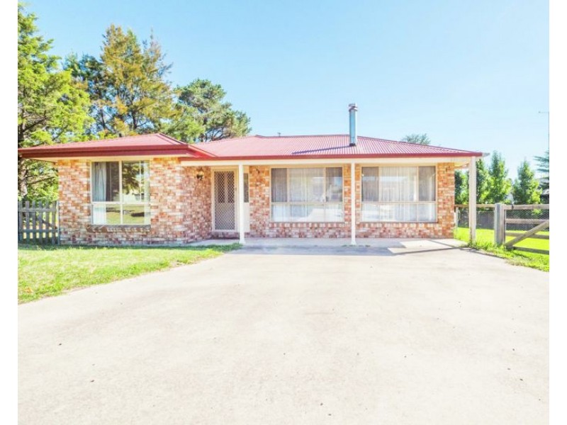 11 Rowan Avenue, Uralla NSW 2358