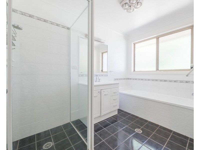 11 Rowan Avenue, Uralla NSW 2358