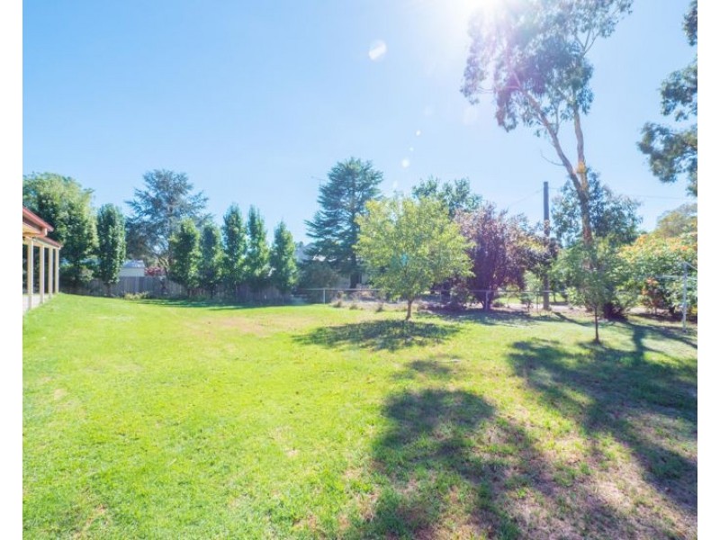 11 Rowan Avenue, Uralla NSW 2358