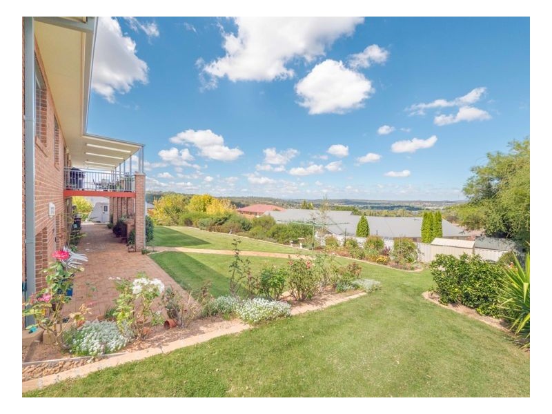 22 McCarthy Crescent, Armidale NSW 2350