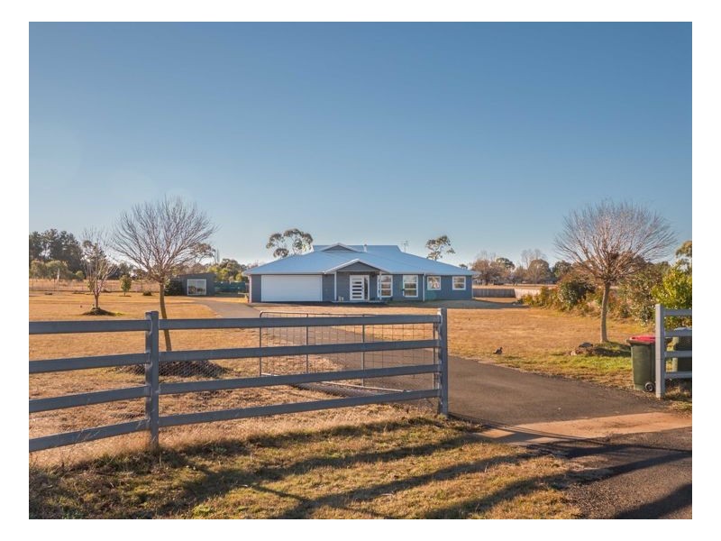 73 Macleay Way, Armidale NSW 2350