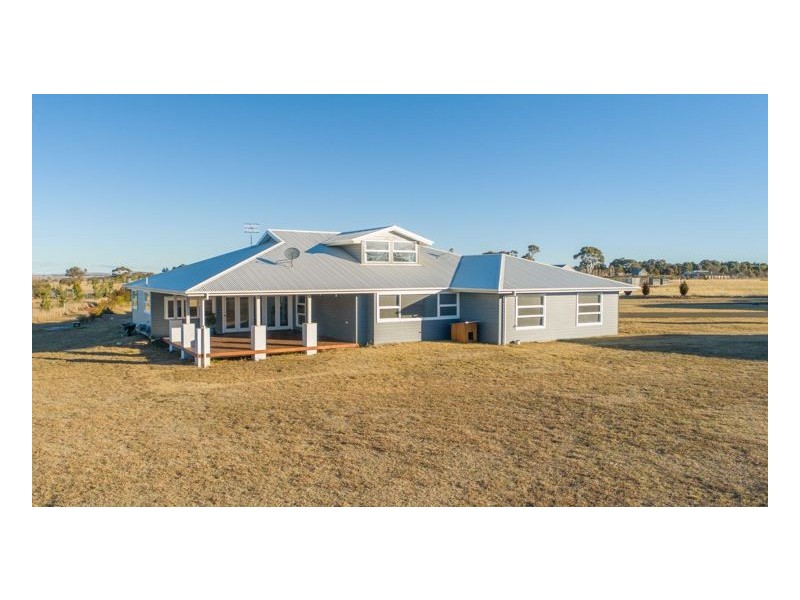 73 Macleay Way, Armidale NSW 2350