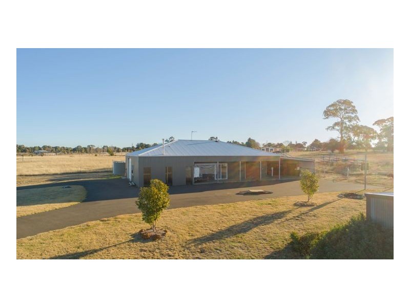 73 Macleay Way, Armidale NSW 2350