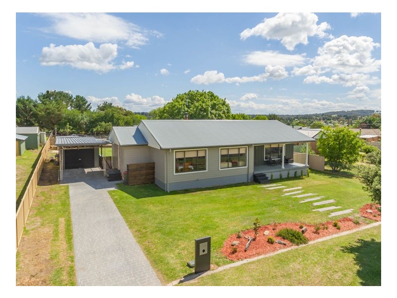 35 Rowan Avenue, Uralla NSW 2358