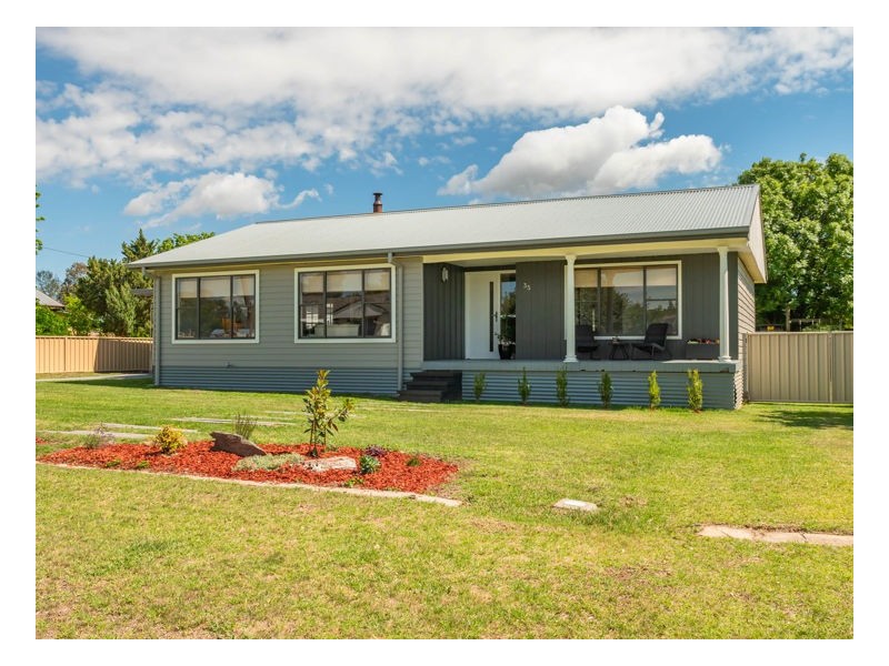 35 Rowan Avenue, Uralla NSW 2358