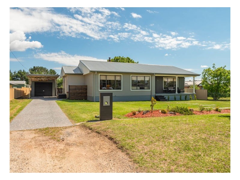 35 Rowan Avenue, Uralla NSW 2358