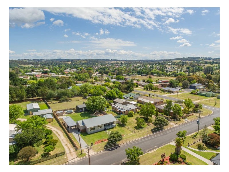 35 Rowan Avenue, Uralla NSW 2358