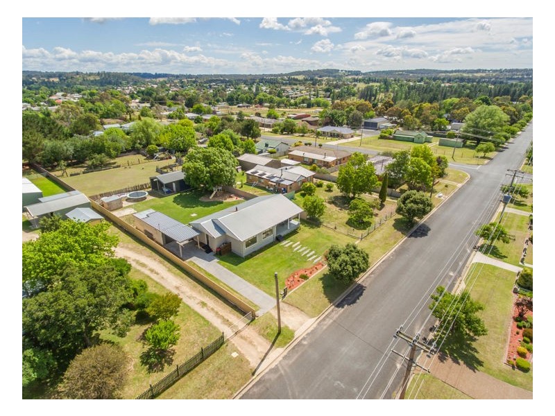 35 Rowan Avenue, Uralla NSW 2358