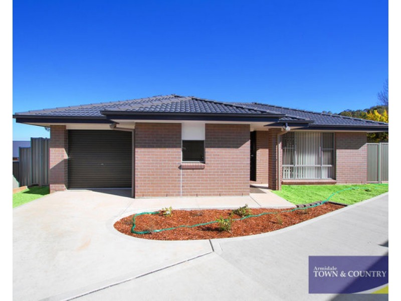 2/8 Peterson Drive, Armidale NSW 2350