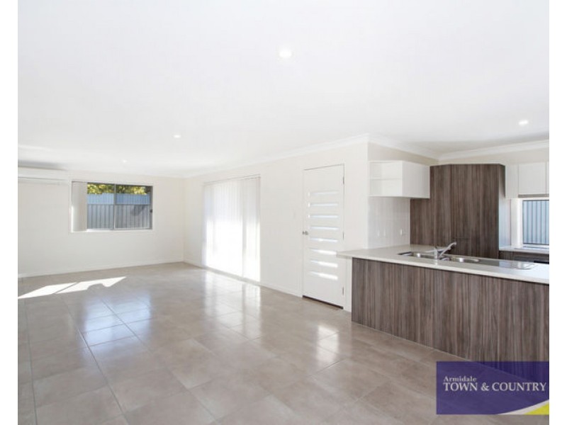 2/8 Peterson Drive, Armidale NSW 2350