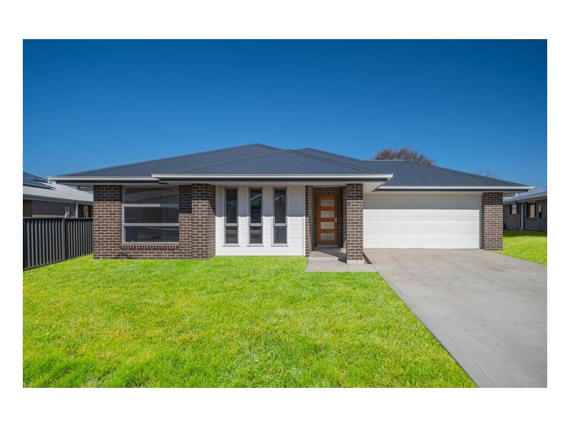 8 Albion Close, Armidale NSW 2350
