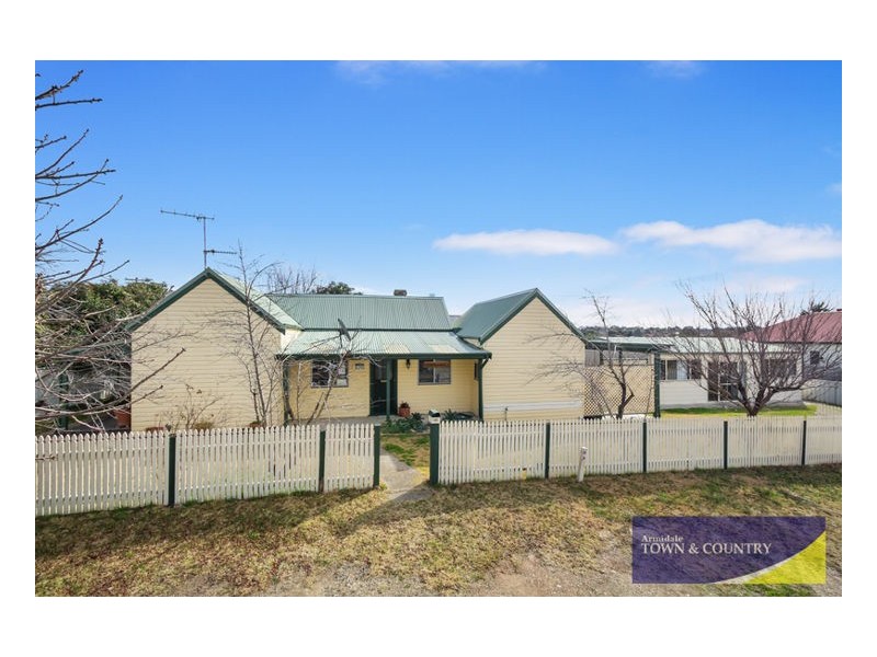 100 Golgotha Street, Armidale NSW 2350