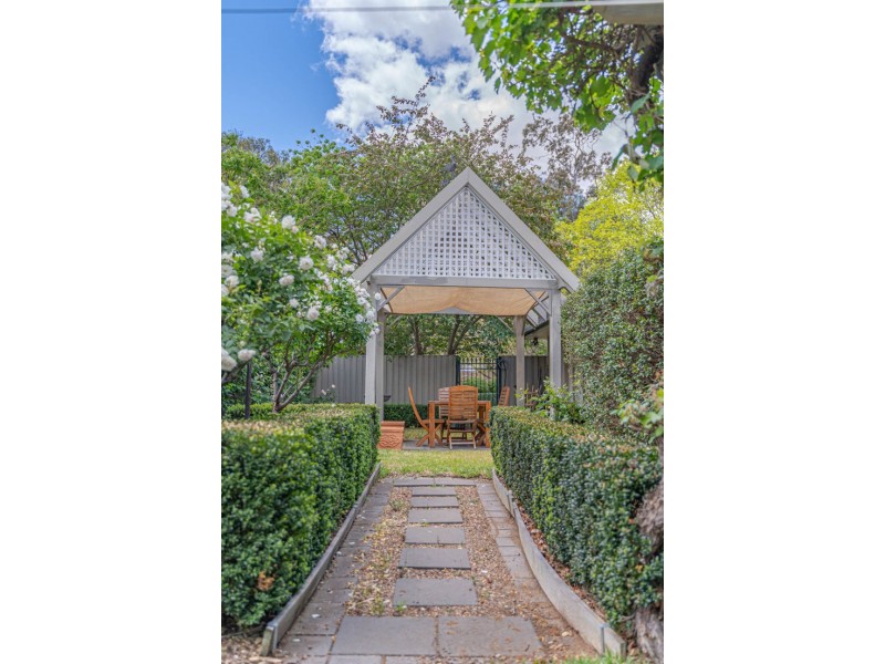 28 Crest Road, Armidale NSW 2350
