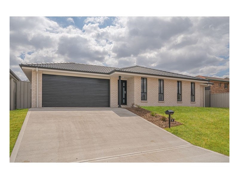16 Peterson Drive, Armidale NSW 2350