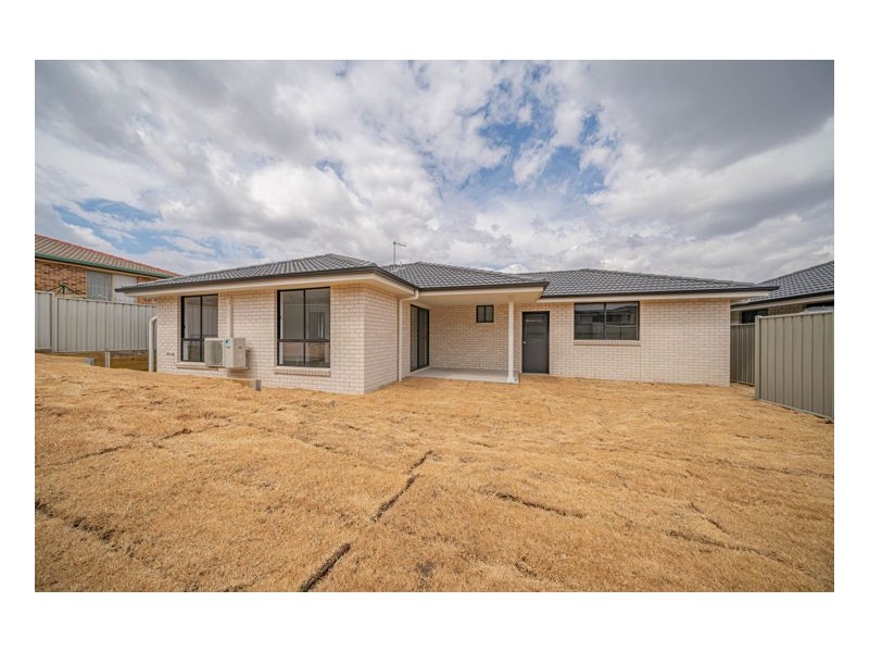 16 Peterson Drive, Armidale NSW 2350