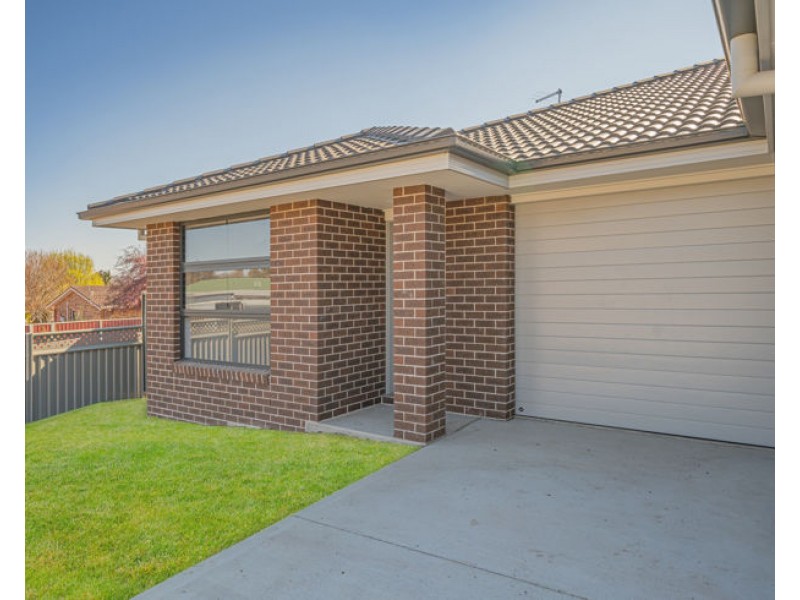 1/2 Ailsa Crescent, Armidale NSW 2350