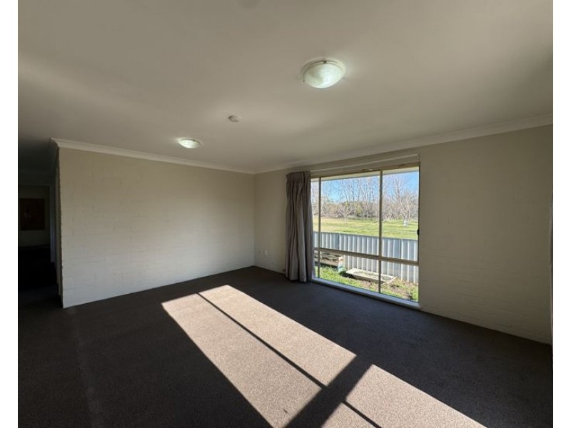 2/11 Centennial Close, Armidale NSW 2350