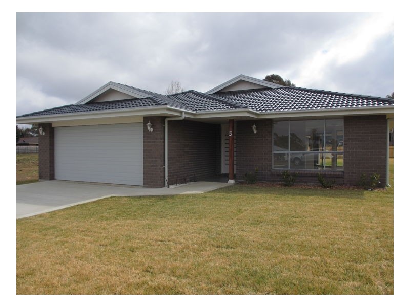 5 Claret Ash Drive, Guyra NSW 2365