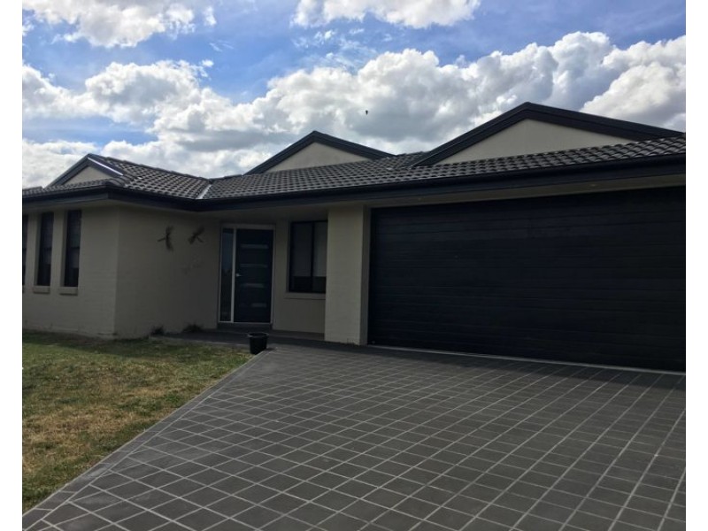 13 Albion Close, Armidale NSW 2350