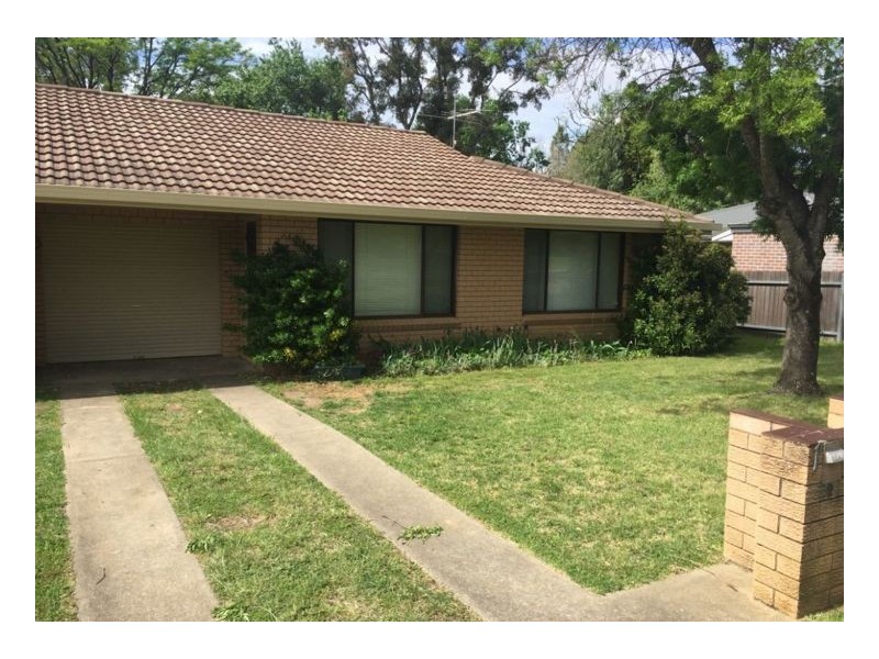 2/1 Robina Cres, Armidale NSW 2350