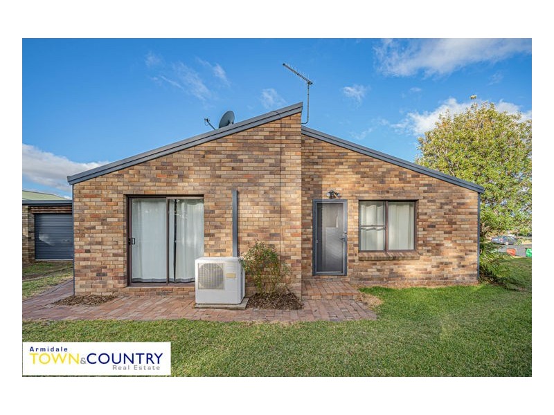 1 & 2/22 Samuelson Crescent, Armidale NSW 2350