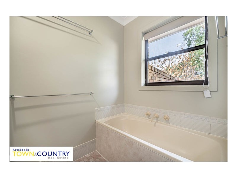 1 & 2/22 Samuelson Crescent, Armidale NSW 2350