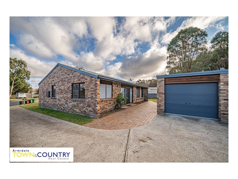 1 & 2/22 Samuelson Crescent, Armidale NSW 2350